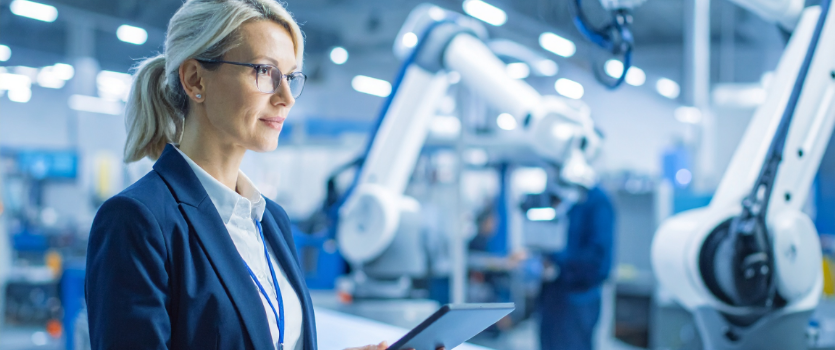 Frau prüft mit Tablet moderne KI Roboter