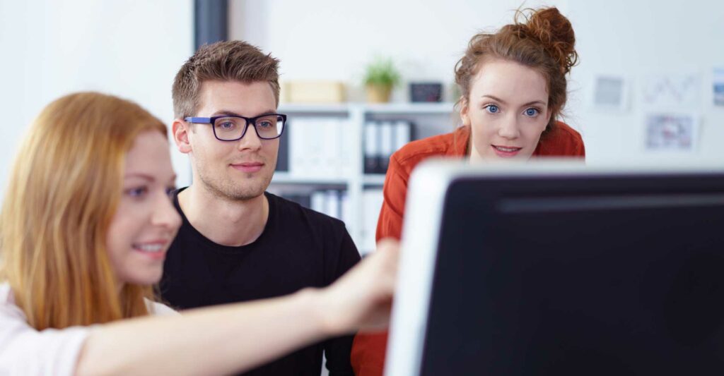 Azubis arbeiten am Computer