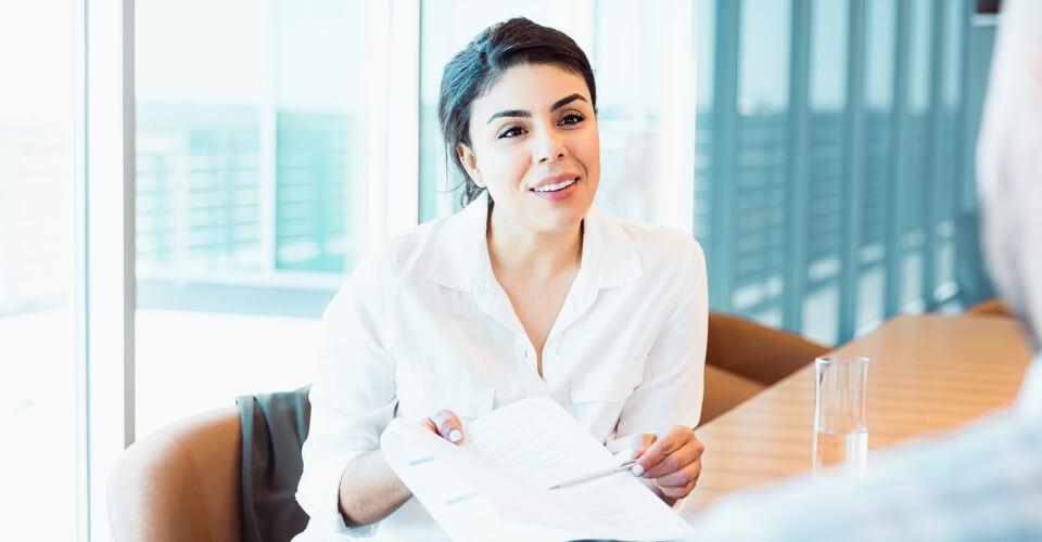 Dunkelhaarige Frau im Business-Gespräch