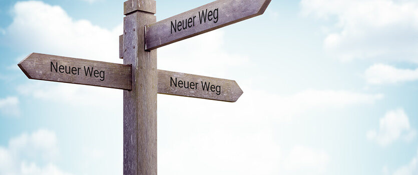 Holzschild zeigt den Weg
